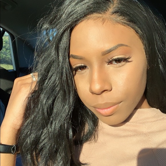 Poshmark profile picture for @skema
